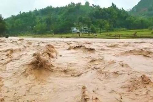 Lái máy múc qua cầu ngầm, một người bị nước lũ cuốn trôi mất tích