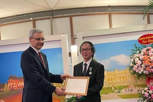 Nước Pháp trao Huân chương hiệp sĩ Văn học nghệ thuật cho NSND Đặng Nhật Minh