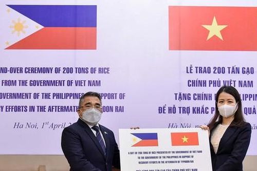 Việt Nam tặng Philippines 200 tấn gạo khắc phục hậu quả siêu bão Rai