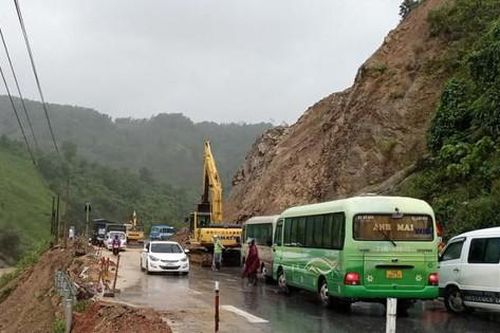 Quảng Trị mưa lớn gây sạt lở nghiêm trọng trên Quốc lộ 9, nhiều khu vực bị chia cắt