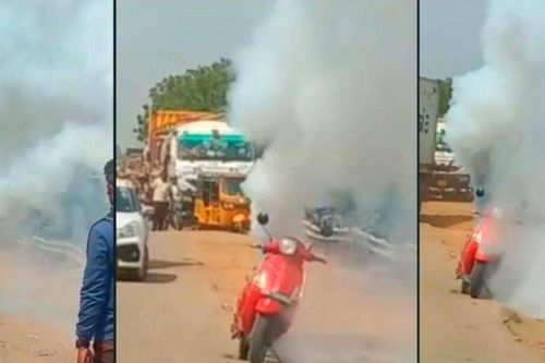 Người đàn ông bất lực nhìn xe máy điện bốc cháy ngùn ngụt trên phố
