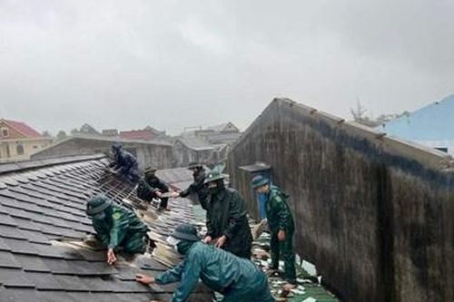 Lốc xoáy làm hàng trăm nhà tốc mái, 4 người bị thương