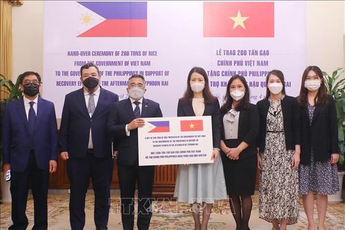Trao tặng 200 tấn gạo hỗ trợ Philippines khắc phục hậu quả bão Rai
