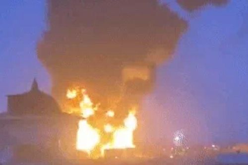 NÓNG: Khói lửa mịt mù tại kho dầu Nga - Quan chức cáo buộc Không quân Ukraine tập kích!