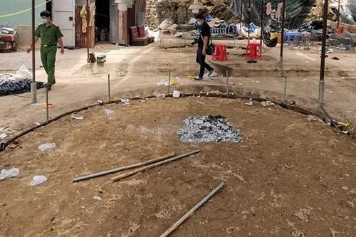 Triệt phá trường gà trong nhà kính