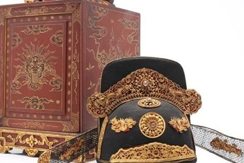 Một doanh nghiệp hiến tặng 2 cổ vật triều Nguyễn sau khi trúng đấu giá