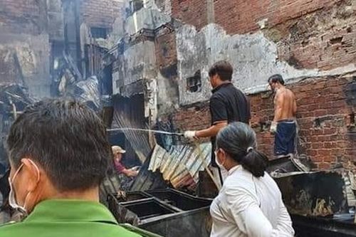 Mâu thuẫn tình cảm, đổ dầu đốt nhà bạn gái