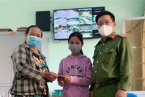 Nữ sinh nghèo nhặt được cọc tiền nhờ Công an xã tìm người đánh rơi