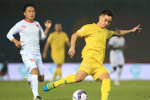 CLB Nam Định thanh toán 2 tháng lương cho cầu thủ