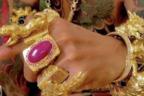 Đại gia tiết lộ lý do đeo cả trăm cây vàng trên người khiến dư luận sửng sốt