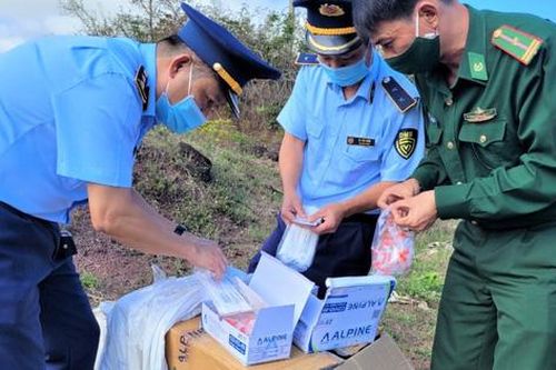 Quảng Trị: 'Bí mật' bên trong 2 thùng carton được tập kết tại bãi đất trống