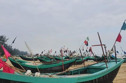 Giá xăng dầu 'nhảy múa', ngư dân Nghệ An gác thuyền nằm bờ