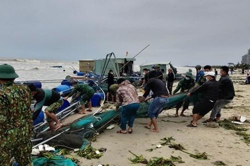 Quảng Nam: Nhiều lồng bè nuôi cá bị sóng biển đánh tan tành
