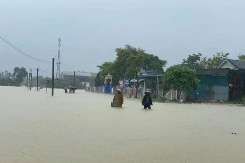 Lũ trái mùa khiến nhiều nơi ở Thừa Thiên - Huế ngập sâu