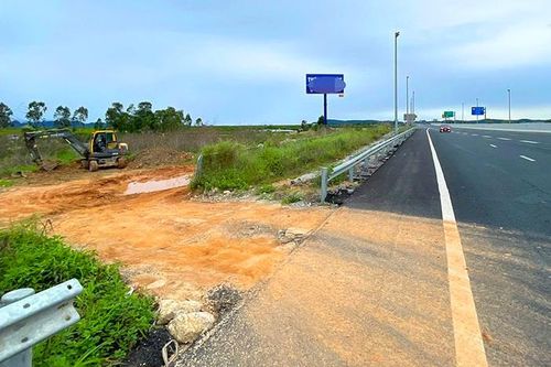 Hàng rào cao tốc Hạ Long - Hải Phòng bị phá cho xe chở đất chạy qua