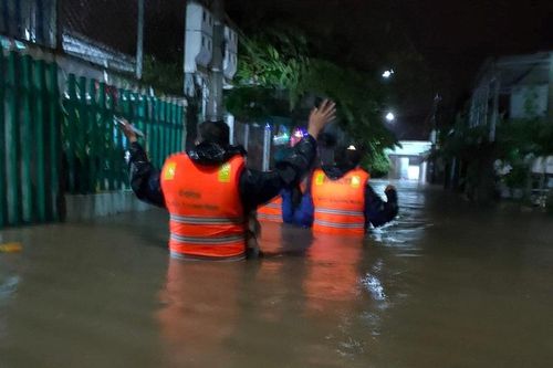 Ngập giữa trung tâm thành phố, người dân không kịp trở tay