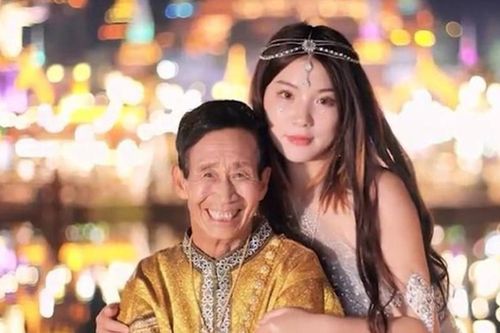 Bán cả công ty 'ăn nên làm ra' để đưa cha nuôi đi du lịch