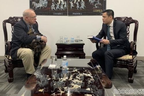 Đại sứ Đặng Hoàng Giang tiếp thân mật người bạn thân thiết của Việt Nam, ông John McAuliff