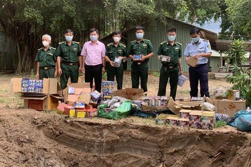 BĐBP Tây Ninh tiêu hủy hơn 340 kg pháo lậu