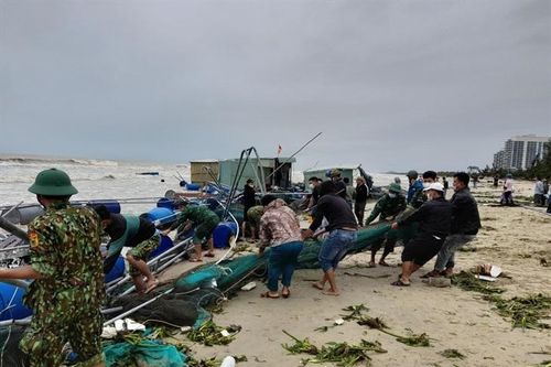 Quảng Nam: Nhiều lồng bè nuôi cá của người dân trôi ra biển