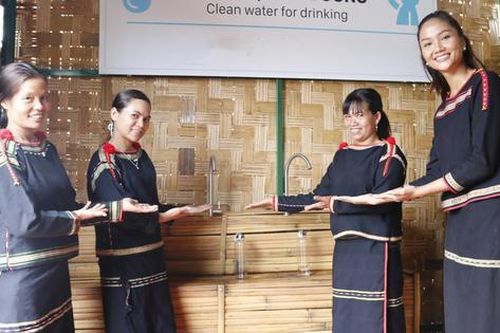 Hoa hậu H'Hen Niê mang nước sạch về cho quê hương