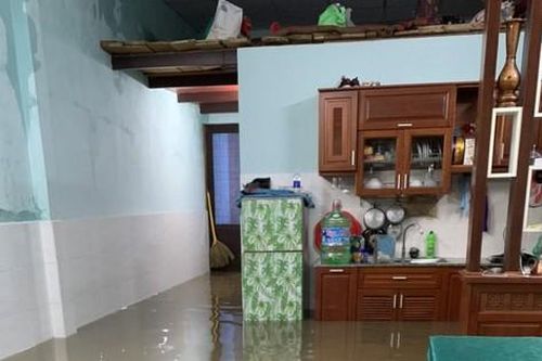 Mưa sầm sập, hàng loạt nhà dân ở Đà Nẵng ngập trong đêm