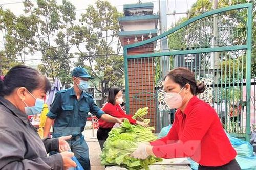 Bình Dương tổ chức 'Chợ 0 đồng' giúp người khó khăn vượt bão giá