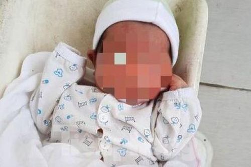 Nam công nhân phát hiện bé gái sơ sinh bị bỏ rơi bên đường