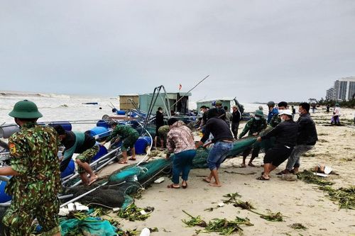 Sóng đánh trôi nhiều lồng bè nuôi cá của người dân