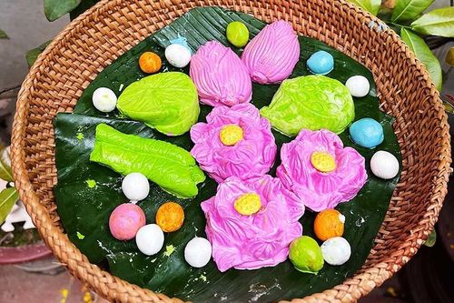 Chợ Tết Hàn thực: Bánh trôi hoa sen, hàng lạ sốt xình xịch