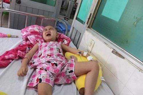 Bé gái 6 tuổi 2 lần bị u não gào khóc kêu cứu