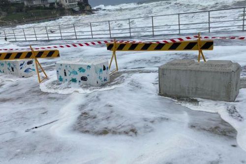 Sóng lớn 'nuốt chửng' bãi biển Bondi trứ danh ở Australia