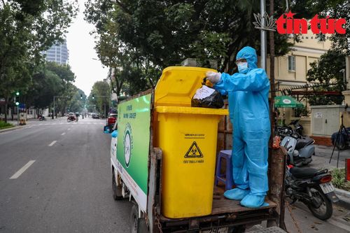 Hà Nội: Không để tồn đọng rác thải có nguy cơ lây nhiễm COVID-19 trong dân cư