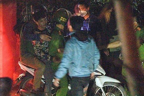 Gã đàn ông khống chế con gái 7 tuổi, đổ xăng dọa đốt nhà vì muốn gặp bạn gái