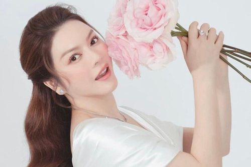 Sau tin đồn yêu Hồ Quang Hiếu, Lý Nhã Kỳ bất ngờ nhận hoa từ người giấu tên