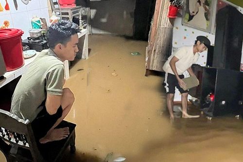 Miền Trung mưa lớn dị thường, người dân trắng đêm canh lũ