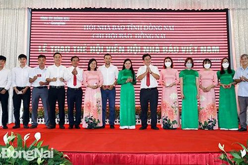 Trao thẻ hội viên Hội Nhà báo Việt Nam giai đoạn 2021-2026