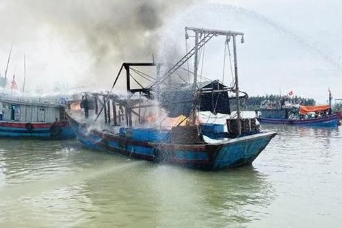 Tàu cá bốc cháy dữ dội tại âu thuyền