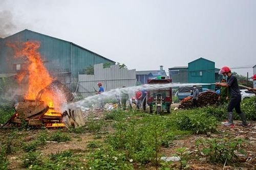 Xe cứu hỏa độc đáo của những thợ mộc Hữu Bằng