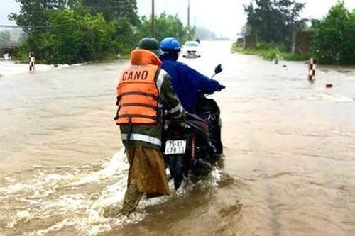 Mưa lũ tại miền Trung vẫn phức tạp, ngập úng, chia cắt nhiều nơi