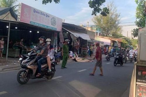 Người đàn ông đi bộ băng qua đường ở Sài Gòn, bị xe Exciter tông tử vong