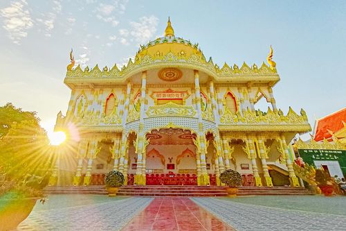 Ngôi chùa 'dát vàng' nguy nga như cung điện, chụp hình đẹp quên lối về