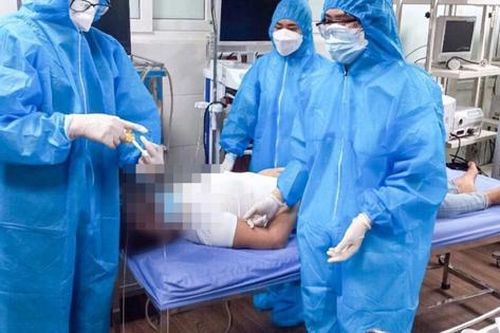 Ngậm thuốc chữa ho do COVID-19 sai cách, người đàn ông bị tắc phế quản do mắc dị vật đường thở