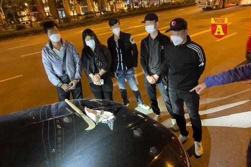 Kiểm tra ô tô chở 5 'nam thanh nữ tú', phát hiện 2 dao giấu trong xe