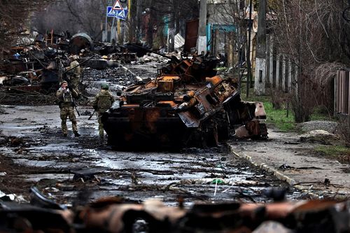 Xác xe tăng Nga ngổn ngang tại thị trấn Ukraine vừa giải phóng