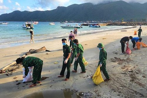 Ra quân trồng cây xanh và làm sạch môi trường biển