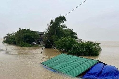 2 người tử vong do mưa lũ trái mùa ở miền Trung