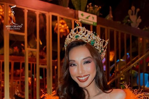 Thùy Tiên đẹp lộng lẫy tựa 'nữ thần' với váy lông vũ trong hoạt động cuối cùng ở Colombia