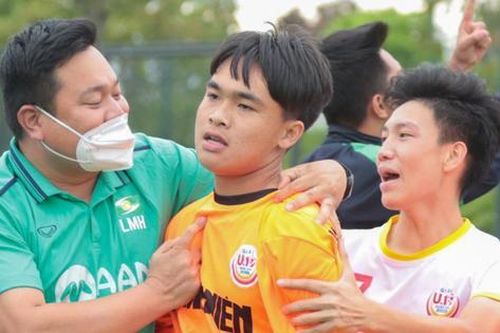 Thủ môn U19 SLNA cản phá 4 quả 11m, đưa đội nhà vào bán kết