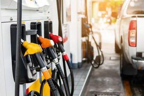 Dân Mỹ đổ xô sang Mexico mua xăng dầu